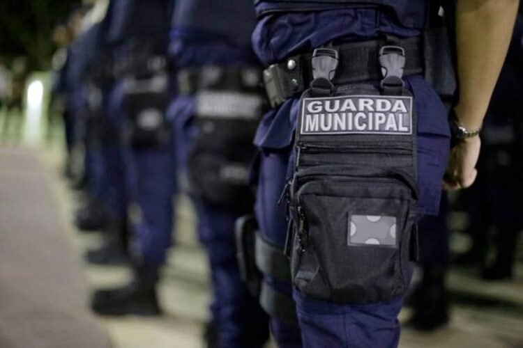 Agentes da Guarda Municipal em formação com o equipamento e farda em destaque