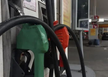 Bicos de abastecimento verde e vermelho em um posto de combustível moderno e limpo.
