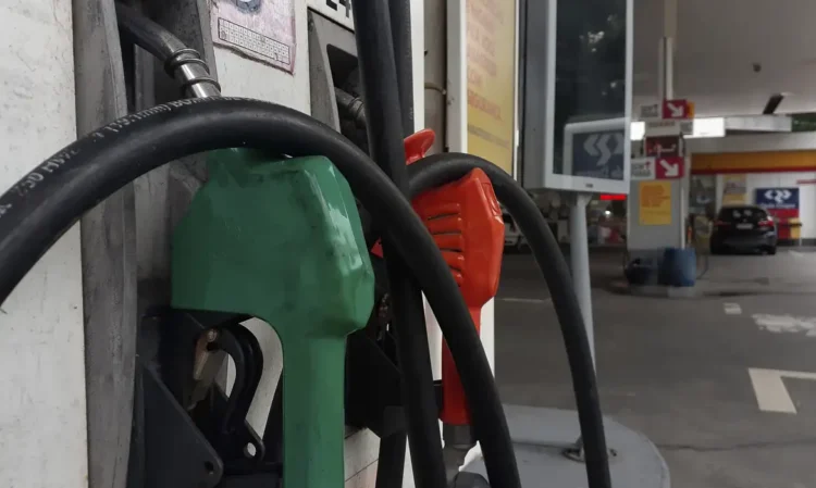 Preço da gasolina vai mudar a partir desta terça (21) 1 Bicos de abastecimento verde e vermelho em um posto de combustível moderno e limpo.