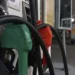 Preço da gasolina vai mudar a partir desta terça (21) 11 Bicos de abastecimento verde e vermelho em um posto de combustível moderno e limpo.