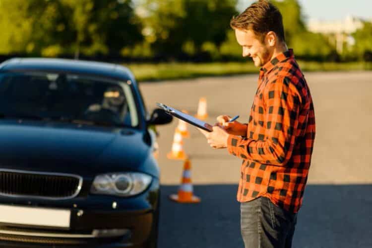 Instrutor de CNH avaliando habilidades de direção em teste prático.