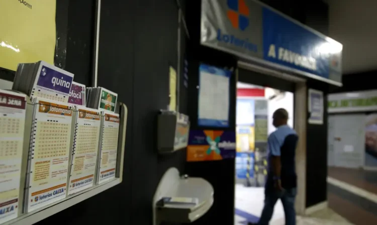 Novo horário das loterias: entenda como ficam suas apostas a partir de agora 1 Variedade de bilhetes de loteria organizados em display em ponto de venda de loterias Caixa