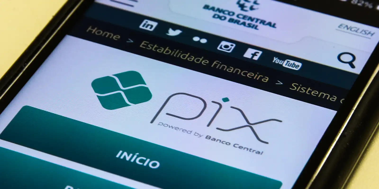 Segurança e Inovação: O Pix do Banco do Brasil com Leitura por Inteligência Artificial Tela de smartphone exibindo a logo do Pix e a página do Banco Central do Brasil, simbolizando a tecnologia e a segurança da nova função Pix por Imagem.