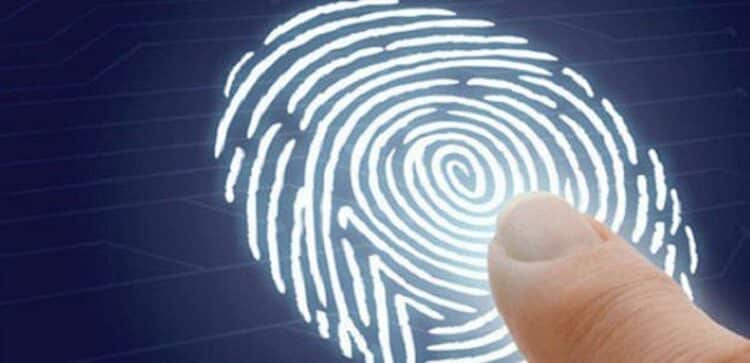 Dedo realizando leitura de biometria digital, simbolizando a obrigatoriedade do procedimento para o INSS.