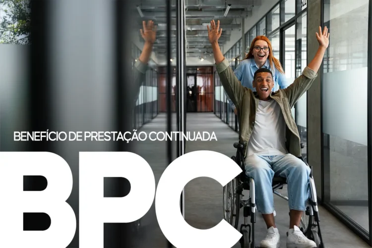 BPC de novembro 2025: saiba quando começam os pagamentos, valores e como garantir o benefício 1 Idoso em cadeira de rodas sendo acompanhado por outra pessoa, representando o BPC