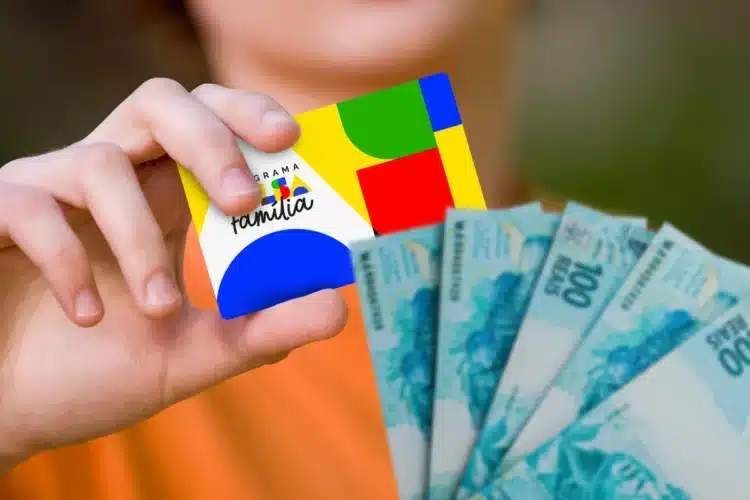 Me cadastrei no Bolsa Família em outubro, quando começo a receber o benefício? 1 Pessoa segurando o cartão do Bolsa Família ao lado de notas de 100 reais, representando o recebimento do benefício.