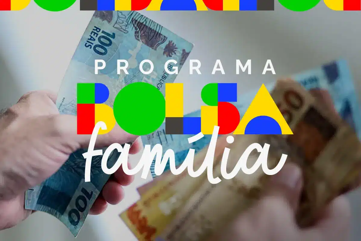 Bolsa Família: Entenda o Processo Completo de Pagamento do Benefício e Acesse Seu Dinheiro com Segurança Mãos manuseando notas de R$ 100 e R$ 50 reais, com o logo do Bolsa Família sobreposto, representando o pagamento.