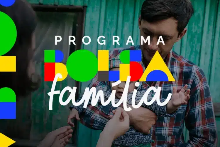 Pai segurando bebê com mãe ao lado, imagem promocional do Programa Bolsa Família colorido ao centro