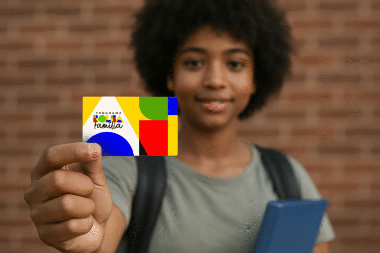 Jovem segurando o cartão moderno do Programa Bolsa Família, simbolizando o recebimento e o uso do benefício. O cartão é colorido, com fundo de tijolos desfocado.