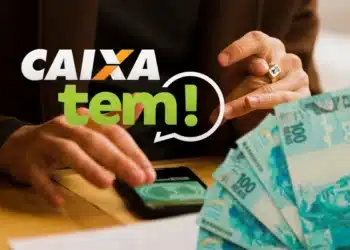 Pix premiado Caixa Tem: veja quais brasileiros recebem R$ 1.000 nesta quarta-feira (19/11) 9 Mãos sobre celular com logo da Caixa e a frase "Caixa Tem!", ao lado de notas de 100 reais, ilustrando o Pix premiado.