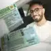 CNH mais rápida? Governo Lula planeja exigir só 2 horas de aulas práticas 11 Homem sorridente vestindo camiseta branca mostrando carteira de motorista brasileira dentro do carro