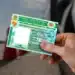 É oficial! CNH com nova regra de pontos traz o alívio que motoristas precisavam 11 Mão segurando a Carteira Nacional de Habilitação (CNH) em formato físico, representando novas regras de trânsito.