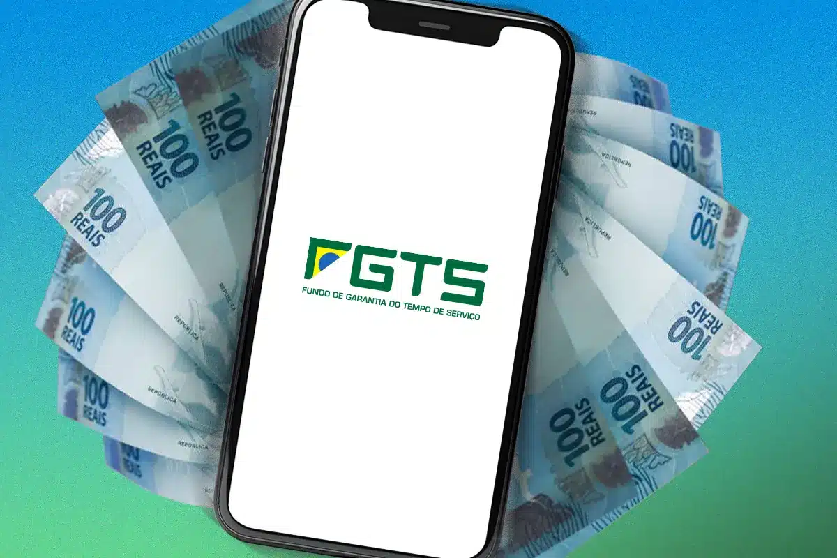 Saque FGTS de R$ 6.220: o guia completo para solicitação via aplicativo Celular exibindo o logo do FGTS, cercado por notas de 100 reais, simbolizando o passo a passo para o saque digital.