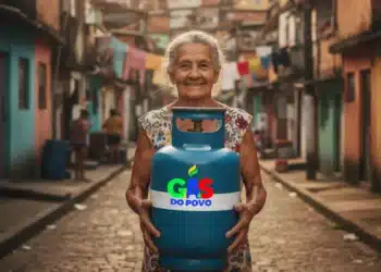 Idosa sorridente em rua de comunidade segurando botijão do Gás do Povo. A imagem ilustra a dignidade e a importância de manter o CadÚnico atualizado para não perder o benefício social.