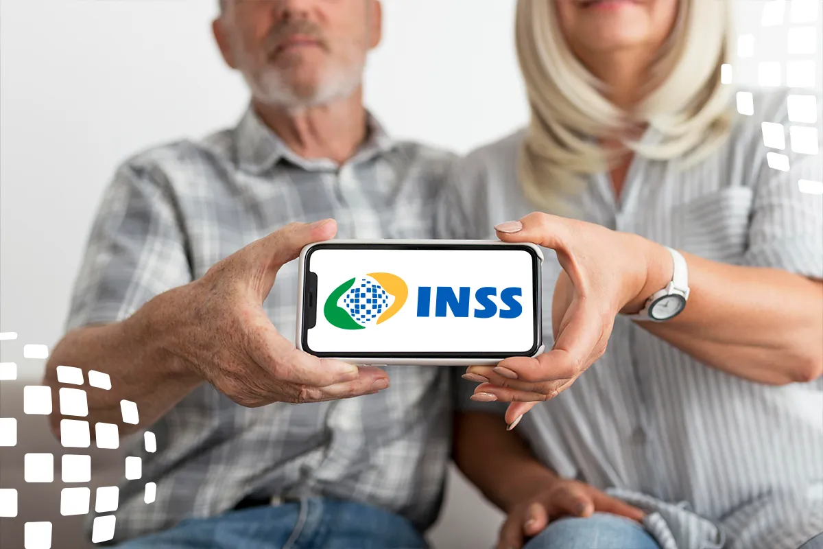 Como Consultar se Você Está Entre os Beneficiados pelo INSS Casal de idosos segurando celular com logo do INSS, simbolizando como consultar se você é um dos beneficiados.