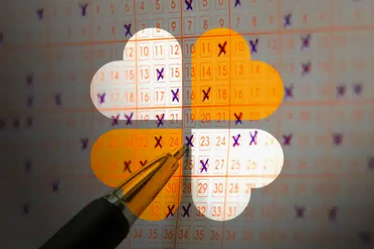 Mega-Sena sorteia hoje prêmio acumulado de R$ 100 milhões; veja como apostar 1 Caneta marcando números em um bilhete da Mega-Sena, com o símbolo de um trevo de quatro folhas, representando sorte no sorteio de R$ 100 milhões.