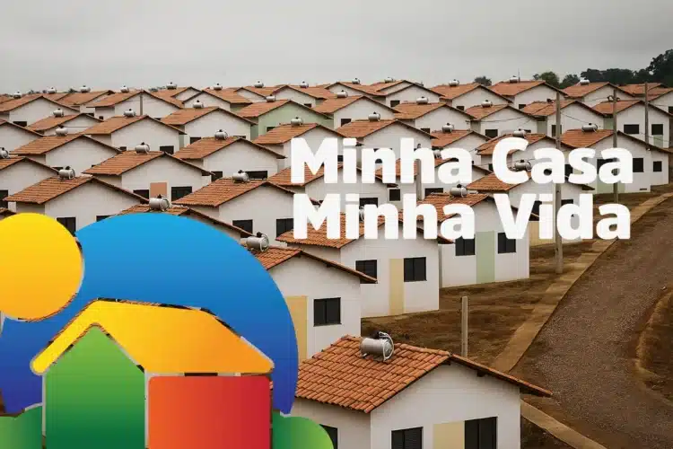 Conjunto habitacional com diversas casas idênticas, telhados de cerâmica e aquecedores solares, com o logotipo 'Minha Casa Minha Vida', simbolizando moradia popular e programas de habitação.