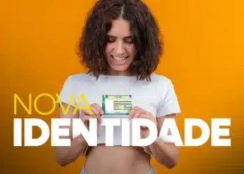 Jovem sorridente segurando a Carteira de Identidade Nacional (CIN), ilustrando a gratuidade da emissão da 1ª via do novo documento no Brasil.