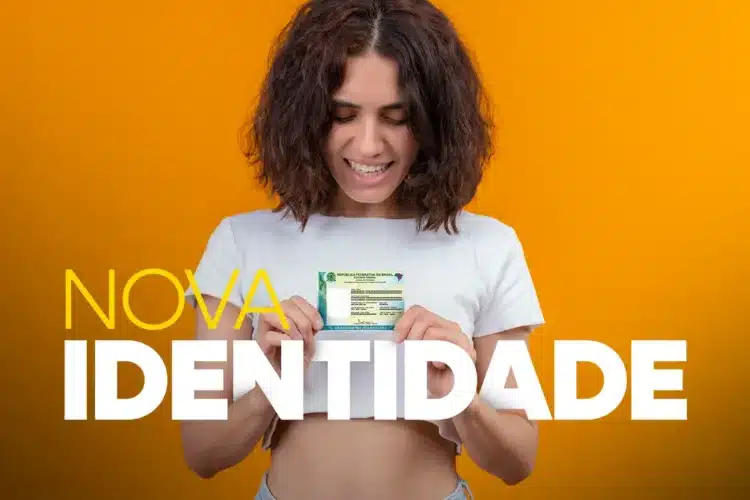 Jovem sorridente segurando a Carteira de Identidade Nacional (CIN), ilustrando a gratuidade da emissão da 1ª via do novo documento no Brasil.