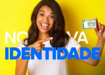 Mulher sorrindo segura e aponta para nova carteira de identidade brasileira com fundo amarelo