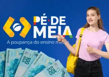 Jovem com mochila amarela mostrando sinal de positivo ao lado do texto Pé de Meia e cédulas de cem reais