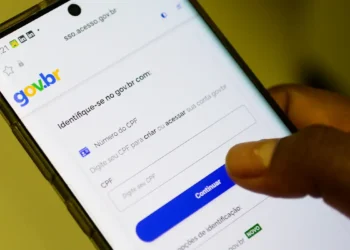 Tela de smartphone exibindo página de login gov.br com campo para inserir CPF e botão continuar