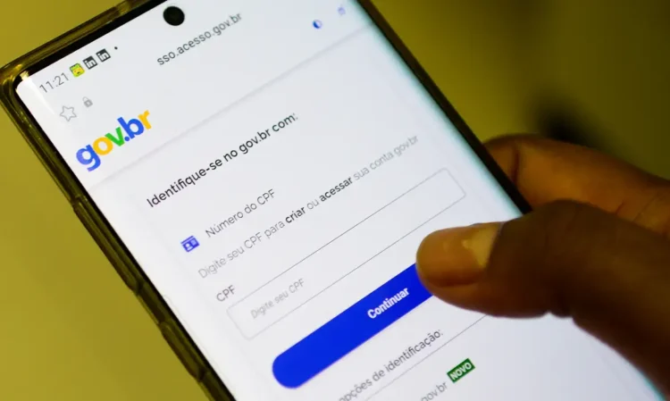 GovBR atualiza app e torna mais acessível para pessoas com deficiência 1 Tela de smartphone exibindo página de login gov.br com campo para inserir CPF e botão continuar