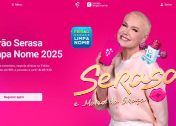 Xuxa Meneghel sorrindo, segurando um celular com o logo Serasa, ao lado da logo "Feirão Limpa Nome" da Serasa em um fundo vibrante de gradiente rosa e roxo.