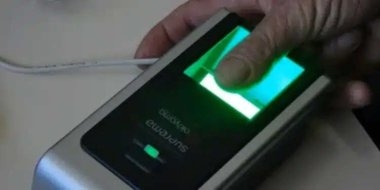 Leitura biométrica por sensor de impressão digital Mulher posicionando dedo em sensor biométrico de impressão digital para autenticação