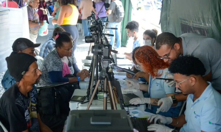 Mutirão de serviços gratuitos com atendimento a pessoas para documentos