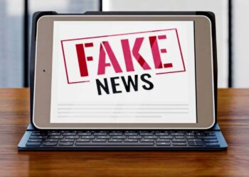 Um tablet exibindo a mensagem 'FAKE NEWS', simbolizando a disseminação de informações falsas e o risco de processo administrativo no Cadastro Único.