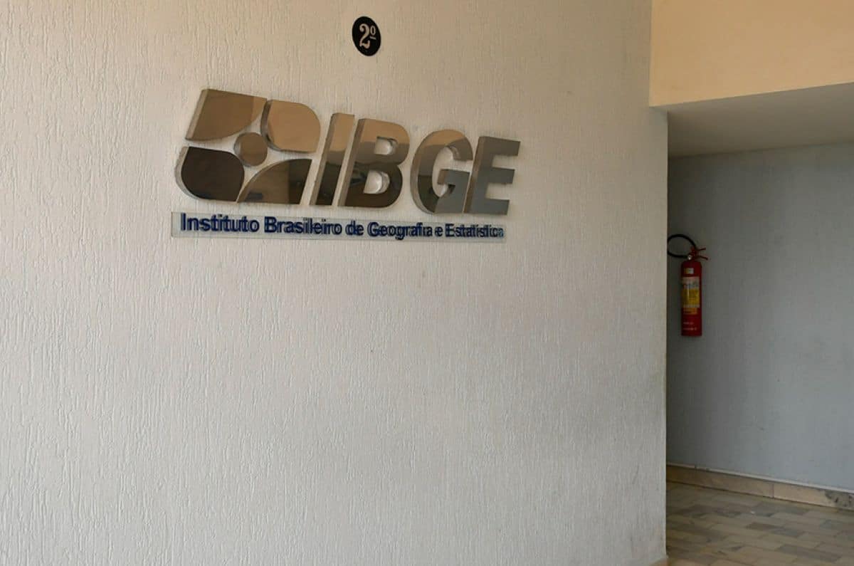 Placa com o logo do IBGE (Instituto Brasileiro de Geografia e Estatística), órgão responsável pela pesquisa dos nomes mais comuns no Brasil.