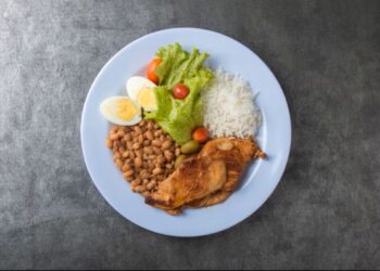Prato de comida balanceado com frango, arroz, feijão, ovos e salada, representando o benefício do Cartão Alimentação de R$ 300.