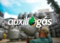Auxílio Gás cortado: famílias menores e unipessoais perderam benefício de R$ 110,00; entenda motivo 4 Homem de costas carregando um botijão de gás prata em um depósito cheio, com o logotipo branco "auxílio gás" sobreposto à imagem.