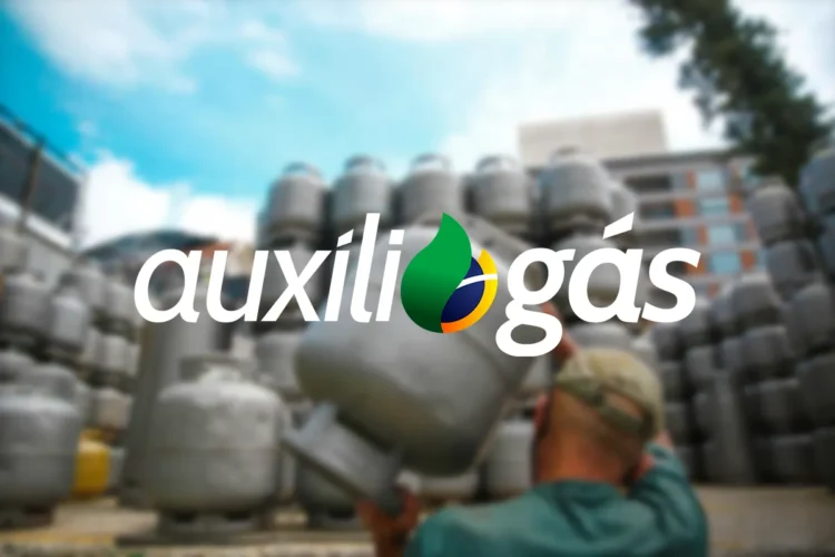 Homem de costas carregando um botijão de gás prata em um depósito cheio, com o logotipo branco "auxílio gás" sobreposto à imagem.
