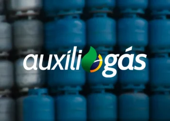 Auxílio Gás: Beneficiários têm até 23 de dezembro para receber o pagamento 10 Logo do Auxílio Gás sobre imagem desfocada de vários botijões de gás empilhados