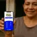 Prazo para atendimento de saúde obrigatório do Bolsa Família é prorrogado até 15 de janeiro 11 Mulher sorridente segurando celular com aplicativo do Programa Bolsa Família aberto na tela