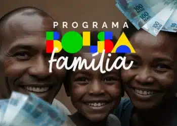 Logotipo colorido do Programa Bolsa Família sobreposto à imagem de uma família sorridente e notas de 100 reais ao fundo.