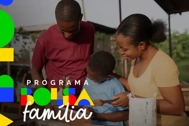 Bolsa Família: 169,9 mil famílias entram na Regra de Proteção em dezembro 1 Smartphone com o logo do Bolsa Família ao lado de notas de Real, representando as 169,9 mil famílias que tiveram o valor do benefício reduzido pela aplicação da Regra de Proteção em dezembro.