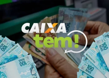 PIX de R$ 110 no CAIXA Tem: veja como consultar e sacar o valor 9 Mãos segurando cédulas de real e logo do Caixa Tem ao centro, com várias notas de 100 reais ao redor