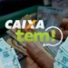 PIX de R$ 110 no CAIXA Tem: veja como consultar e sacar o valor 11 Mãos segurando cédulas de real e logo do Caixa Tem ao centro, com várias notas de 100 reais ao redor