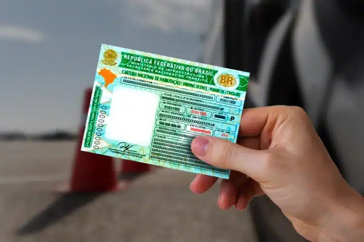 Sua CNH pode ser suspensa! Detran publica lista de condutores que devem entregar documentos 1 Mão segurando a Carteira Nacional de Habilitação (CNH), simbolizando a suspensão e a necessidade de entrega do documento.