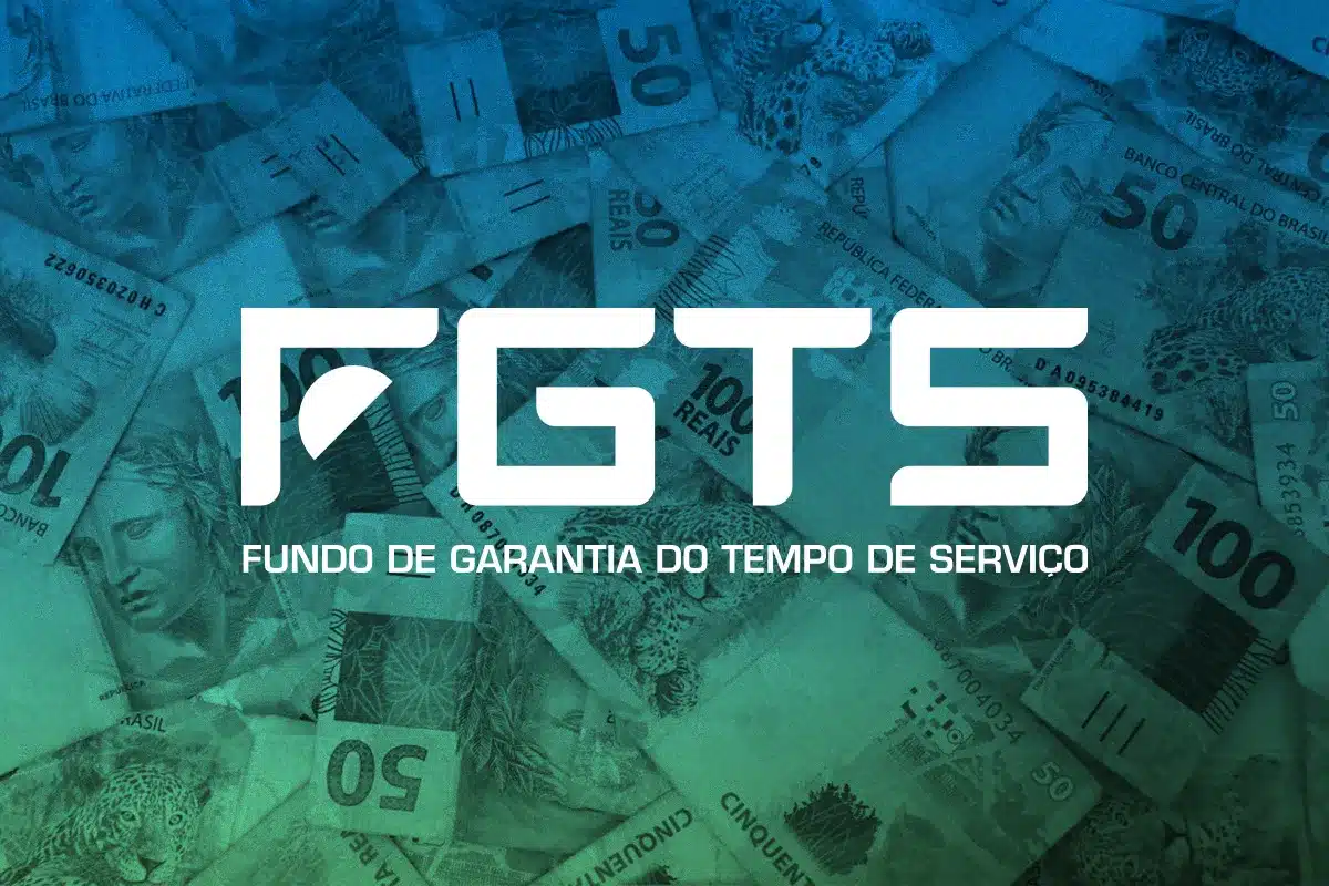 funcionamento saque aniversario fgts Logotipo branco do FGTS centralizado sobre fundo com diversas notas de 50 e 100 reais espalhadas em tom azulado.