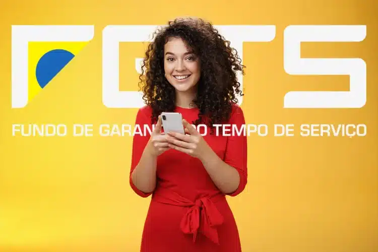 Saque aniversário FGTS: Caixa libera valores retidos na próxima segunda (29); confira 1 Mulher sorridente segurando celular em frente ao logotipo do FGTS em fundo amarelo, representando a consulta ao saque-aniversário.