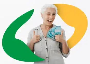 Mulher idosa sorridente piscando e segurando notas de 100 reais, com elementos gráficos verde e amarelo ao fundo.