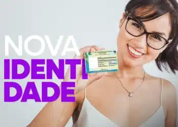 Novo RG já foi emitido para 40 milhões de brasileiros; veja como conseguir o seu 10 Mulher segurando a Carteira de Identidade Nacional enquanto sorri para a câmera.