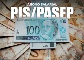 Abono Salarial PIS/PASEP (Notas de R$ 100 ao fundo, representando o pagamento do benefício)