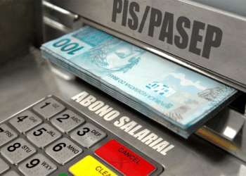Imagem de um caixa eletrônico exibindo cédulas de R$ 100, com destaque para o abono salarial PIS/Pasep.