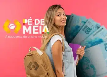 Jovem estudante sorridente com mochila e livros, posicionada ao lado do logotipo "Pé-de-Meia: A poupança do ensino médio", com notas de 100 reais ao fundo em um cenário rosa.