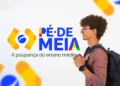 Pé-de-Meia: veja quem pode sacar o benefício nos dias 29 e 30 de dezembro 16 Estudante com mochila sorrindo ao lado do logo Pé de Meia, poupança para ensino médio